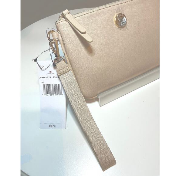 Tommy Hilfiger NWT Cream Wristlet Pebbled Vegan Leather MSRP $68 - Picture 3 of 9